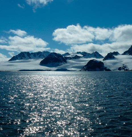 See in Spitzbergen mit Eisbergen