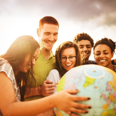 Gruppe schaut sich zusammen einen Globus an