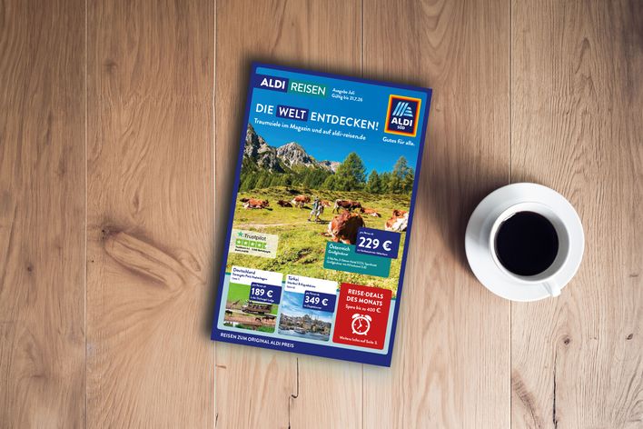 Titel des ALDI Reisemagazins Nord Juli 2026 auf einem Holztisch