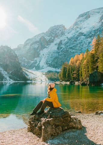 Frau am Bergsee in Südtirol