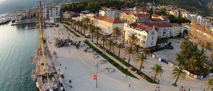 Luftaufnahme von der Hafenpromenade von Tivat