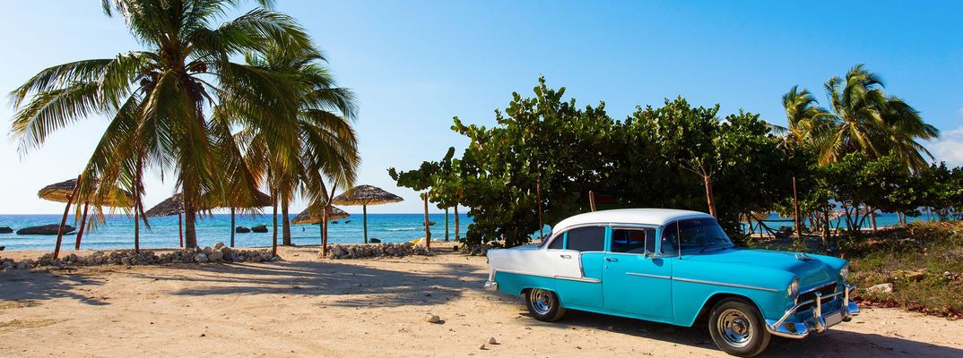Oldtimer am Strand in Kuba