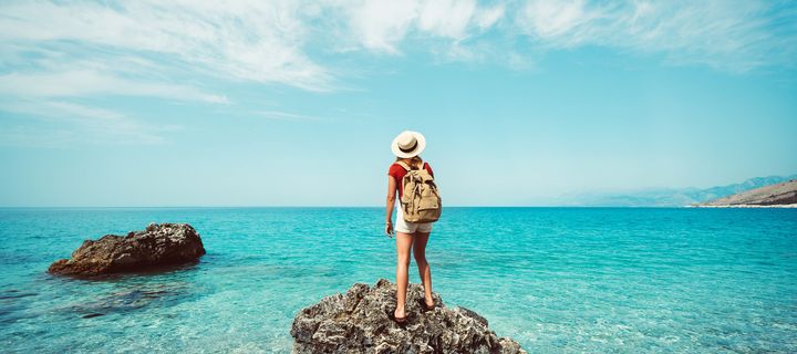 Frau blickt aufs Meer