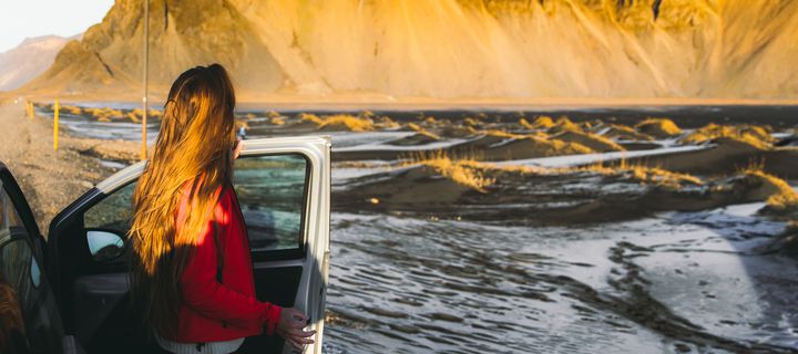 Frau mit Auto in Island