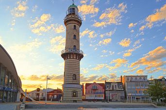 Blick auf den Warnemünder Leuchtturm und den Teepott