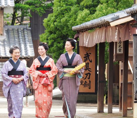 Frauen in Trachten in Takayama