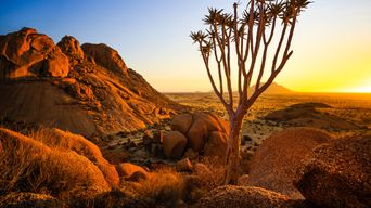 Sonnenuntergang in der Landschaft von Namibia