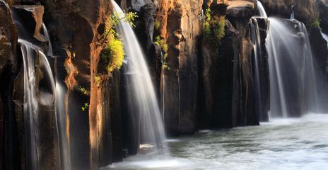 Tad-Pha-Suam-Wasserfall mit mehreren Kaskaden im tropischen Regenwald