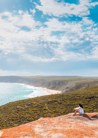 Küstenblick auf Kangaroo Island mit Felsen, Meer und weitem Horizont