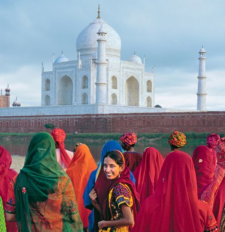 Indische Menschen vor dem Taj Mahal