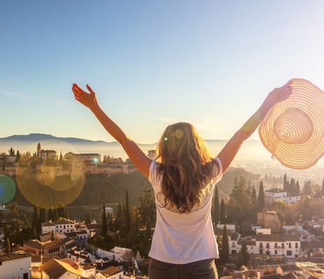 Frau genießt Ausblick auf Granada