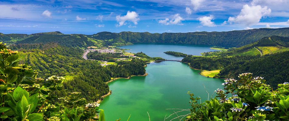 Blick auf Wasser und Berge in Sao Miguel in Portugal