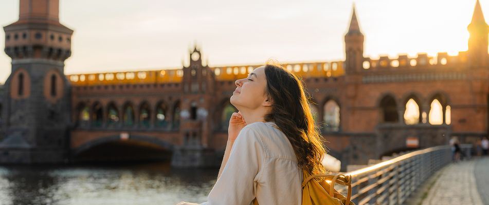 Frau an Brücke in Berlin