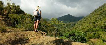 Frau beim Wandern in der Sierra Maestra