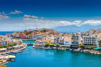 Luftansicht auf den Hafen und die Altstadt von Agios Nikolaos auf Kreta in Griechenland
