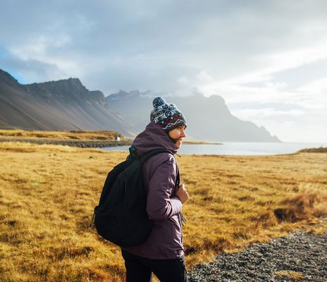 Frau beim Wandern in Island