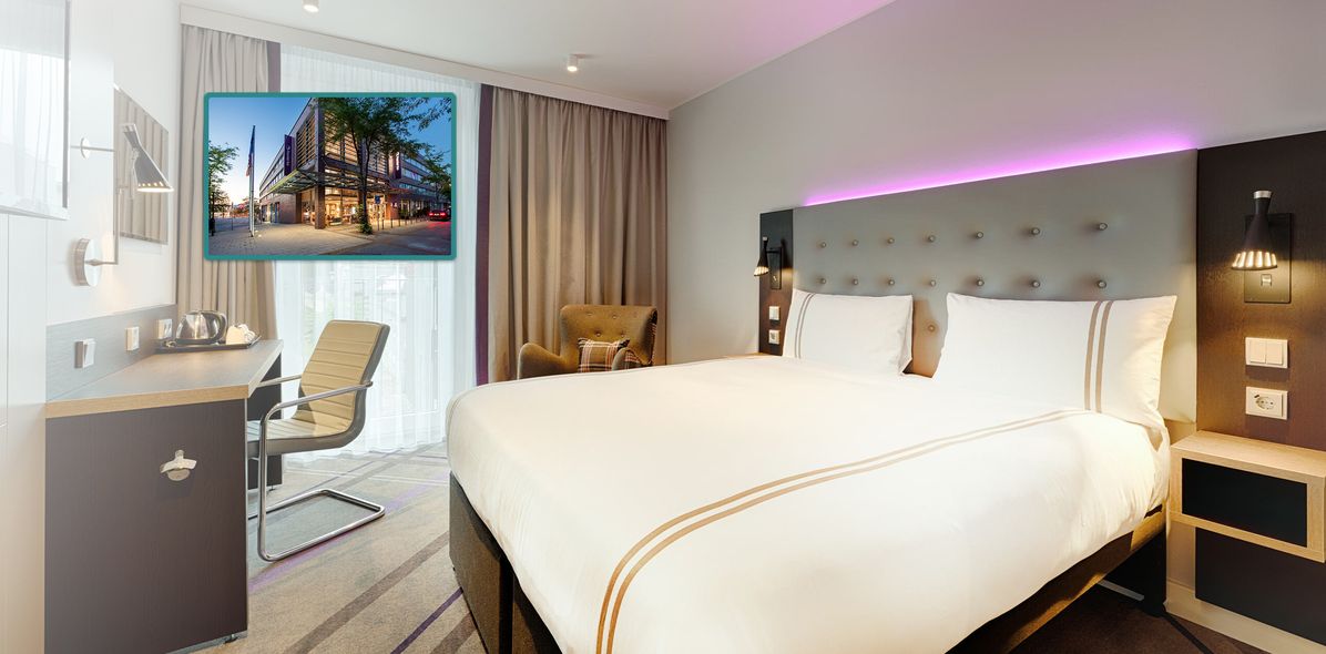 Ein Hotelzimmer der Premier Inn-Kette mit einem eingefügten Hotel-Außenbild