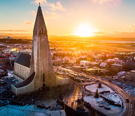 Reykjavik mit Hallgrimskirche bei Sonnenuntergang