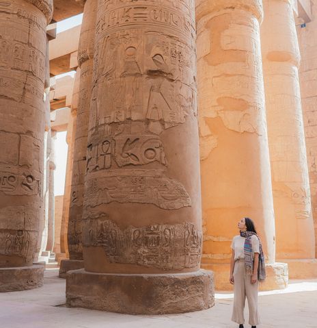 Touristin zwischen den Säulen im Tempel von Luxor, Ägypten