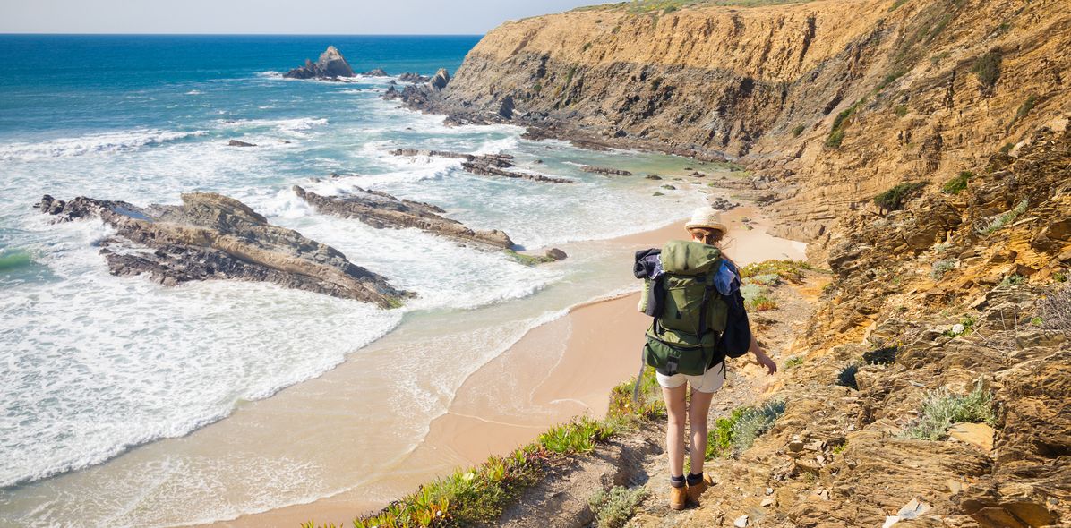 Frau beim Wandern an der Algarve