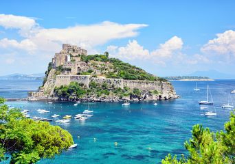 Aussicht auf die kleine Insel Trachyt, mit der Festung Castello Aragonese vor Ischia Porto
