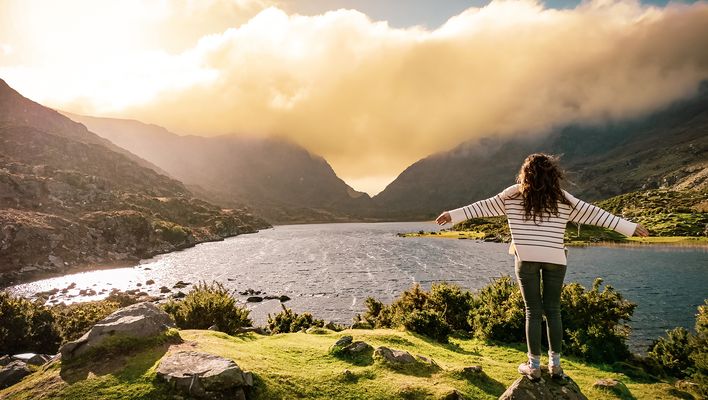 Frau genießt Naturlandschaft in Irland
