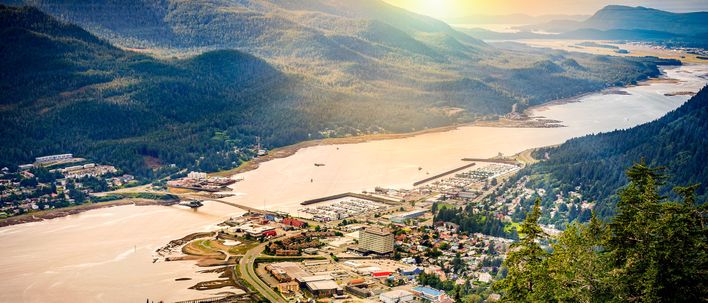 Luftaufnahme vom Hafen in Juneau und die umliegende Landschaft