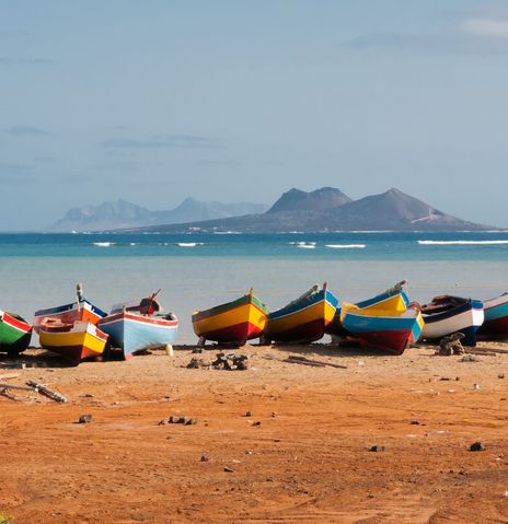 Boote am Mindelo Beach