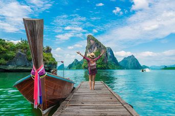 Frau am Steg in Thailand