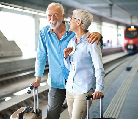 Pärchen am Bahnhof auf Reisen