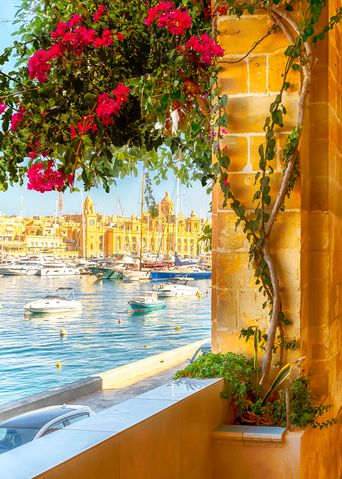 Schöne Gasse mit Blick auf den Grand Harbour in Birgu auf Malta