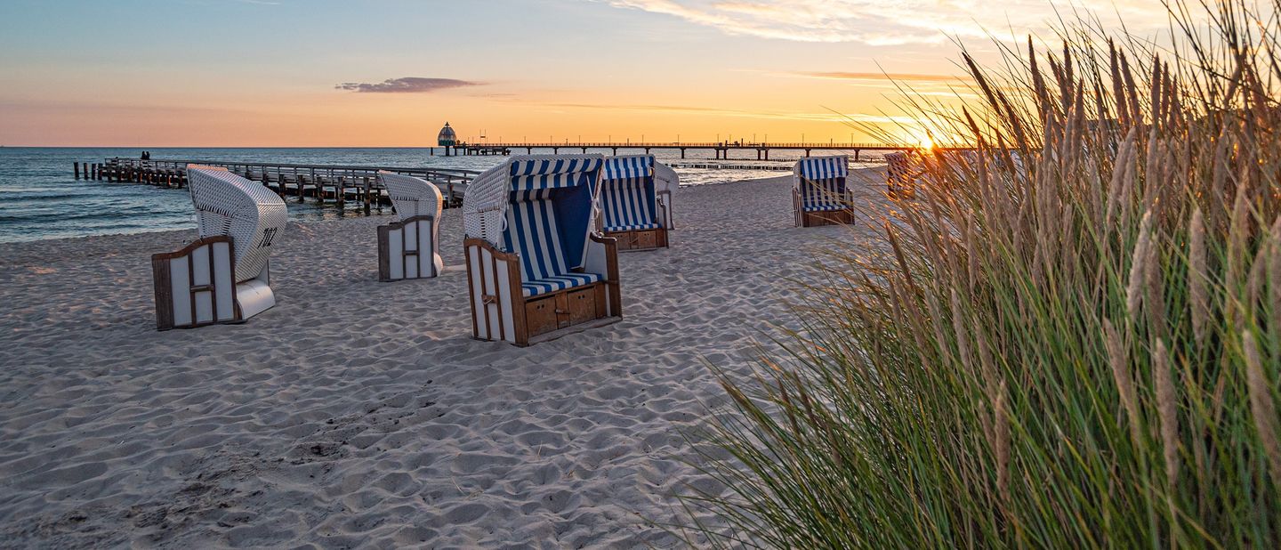 Strandkörbe am Strand bei Sonnenuntergang