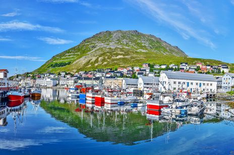 Blick in den Fischer-Hafen von Honningsvag im nördlichen Norwegen