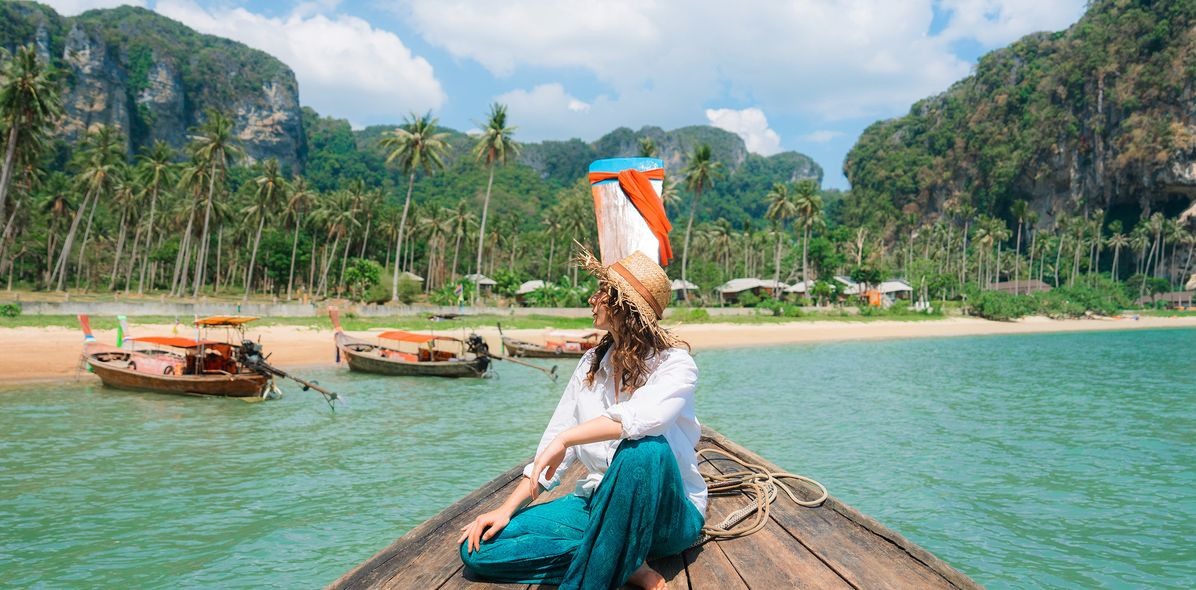 Frau auf Boot in Thailand
