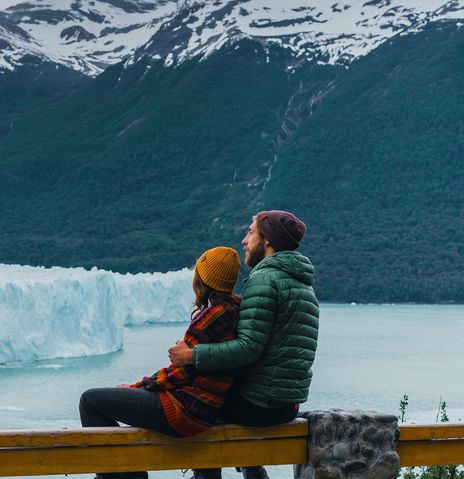Paar am Gletscher in Argentinien