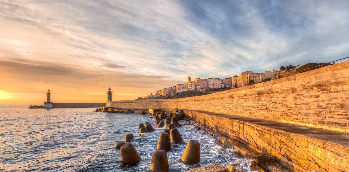 Blick auf Bastia mit Leuchtturm