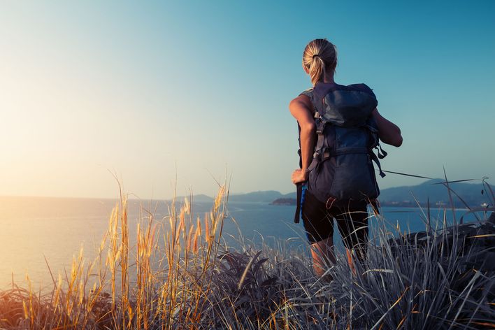 Wanderin schaut aufs Meer