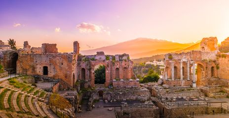 Antikes Theater von Taormina bei Sonnenuntergang