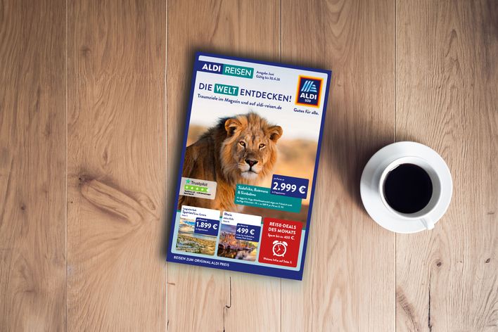 Titel des ALDI Reisemagazins Süd Juni 2026 auf einem Holztisch