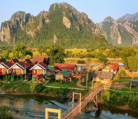 Häuser am Nam Song River in Laos