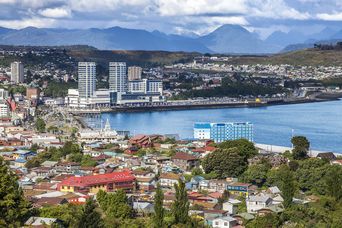 Hafenstadt Puerto Montt mit Blick auf die Bucht und umliegende Hügel