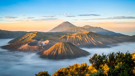Blick auf den Vulkan Mount Bromo mit Nebelmeer und Kraterlandschaft bei Sonnenaufgang auf Java, Indonesien