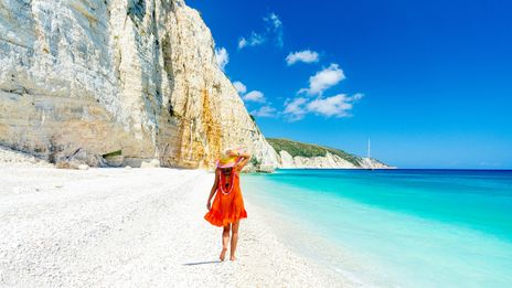 Frau am Meer auf einer griechischen Insel