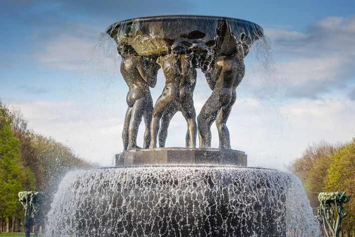 Blick auf einen Skulpturenbrunnen im Skulpturenpark in Oslo, Norwegen