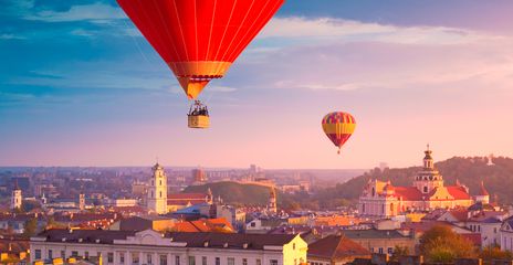 Heißluftballons über der Altstadt Vilnius bei Sonnenuntergang