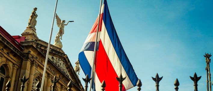 Nationaltheater in San José mit wehender Landesflagge