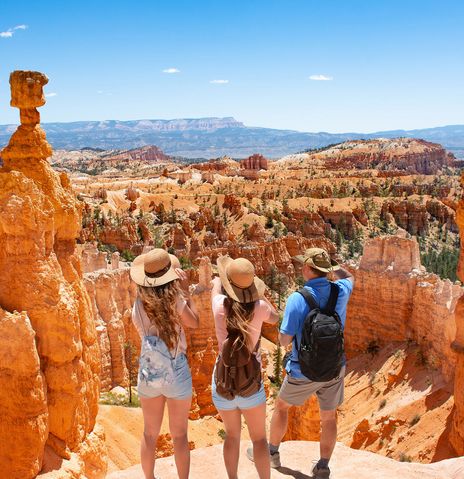 Freunde mit Blick über den Bryce Canyon Nationalpark
