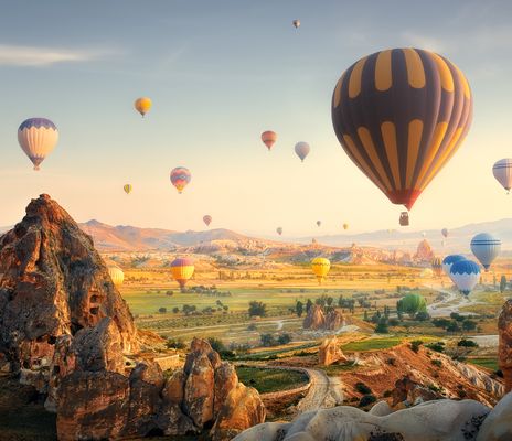 Heißluftballons über Kappadokien und Felsen