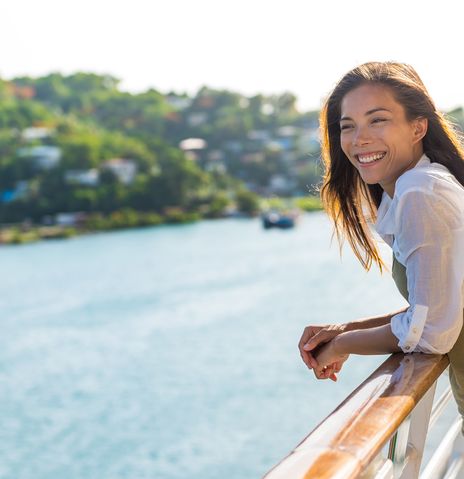 Frau an der Reling auf Kreuzfahrtschiff