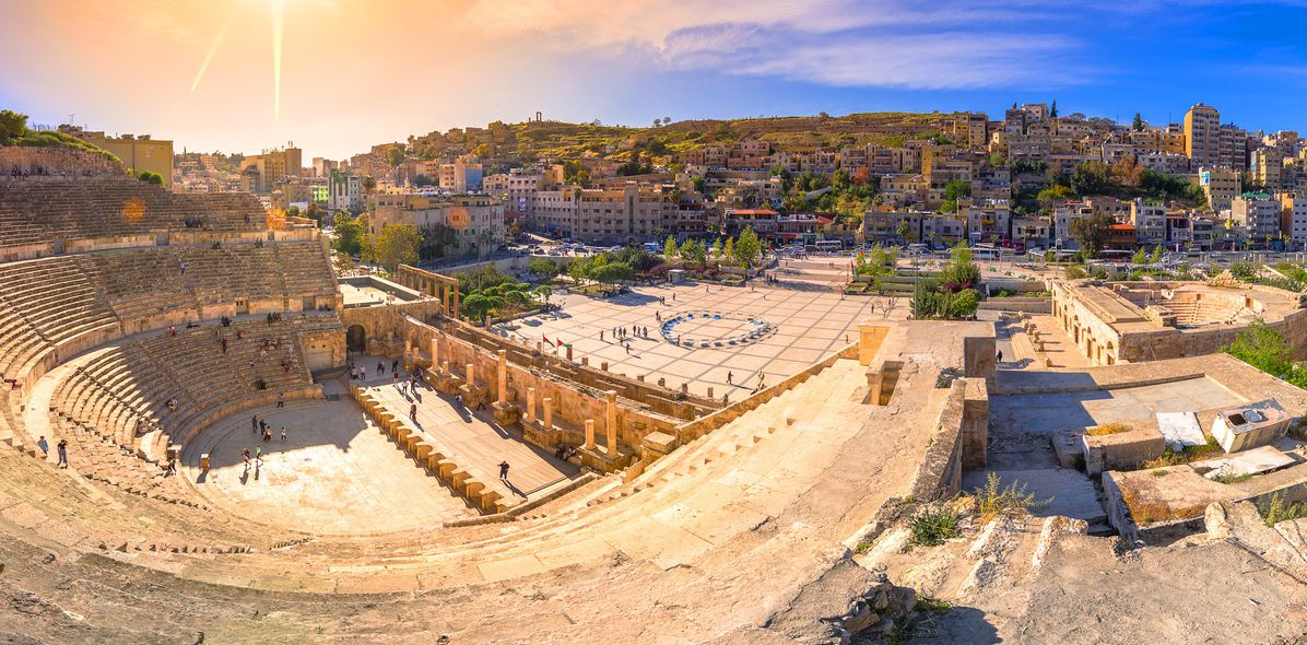 Blick vom römischen Theater aus auf die Stadt Amman in Jordanien